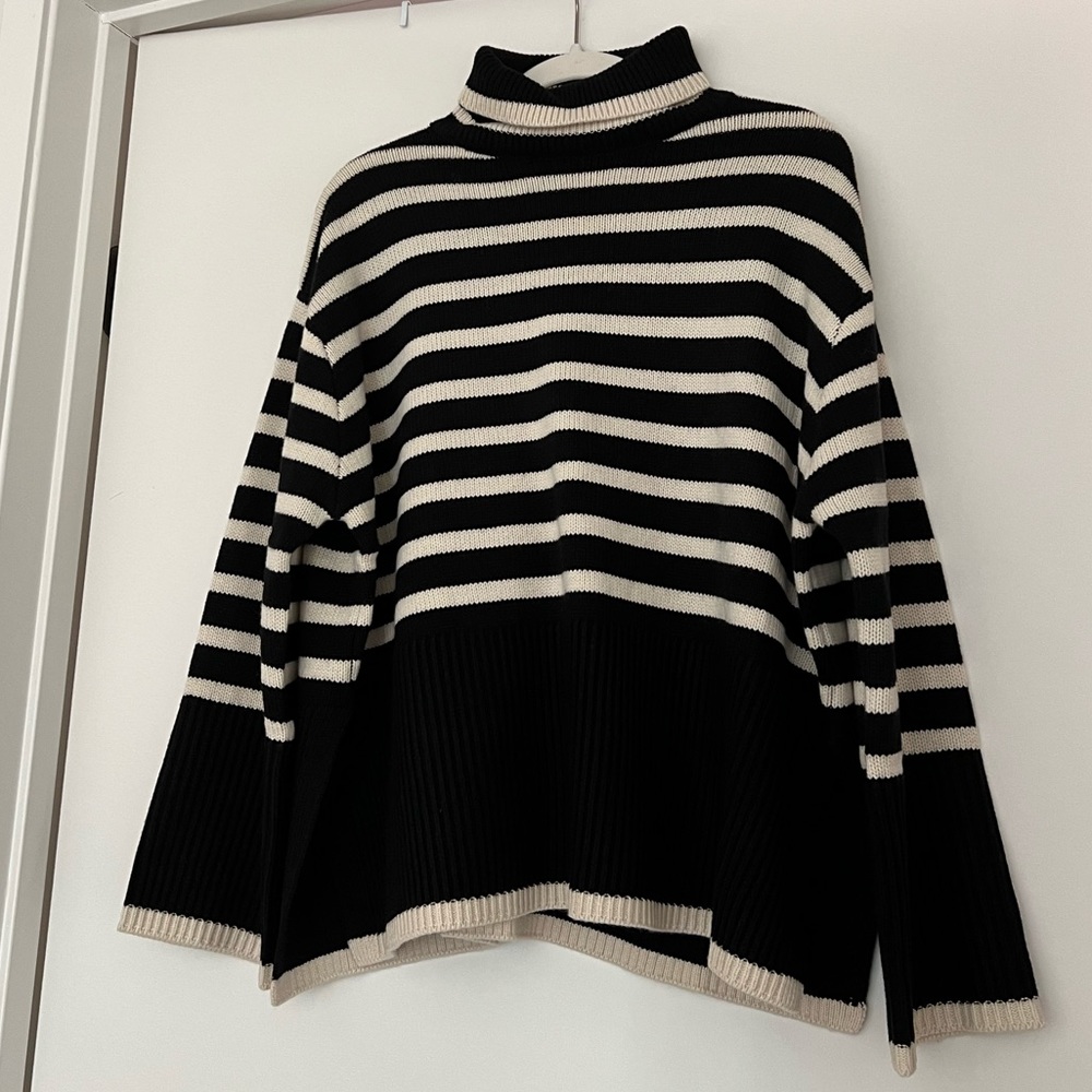 striped sweater 🖤